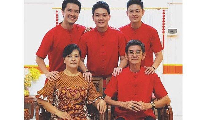 Rayakan Imlek Bersama, Morgan Oey dan Keluarga Kompak Kenakan Busana Merah