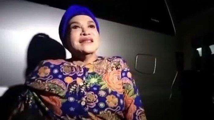 Mpok Atiek saat ditemui oleh awak media