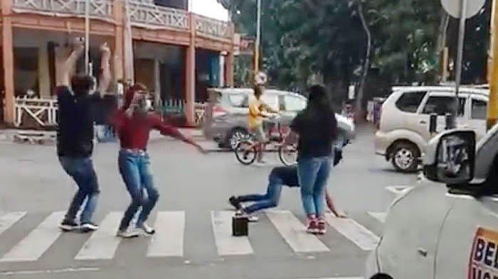 Demi Konten, 5 Muda-mudi Joget di Traffic Light, Berakhir Minta Maaf: Tidak Mengulangi Lagi