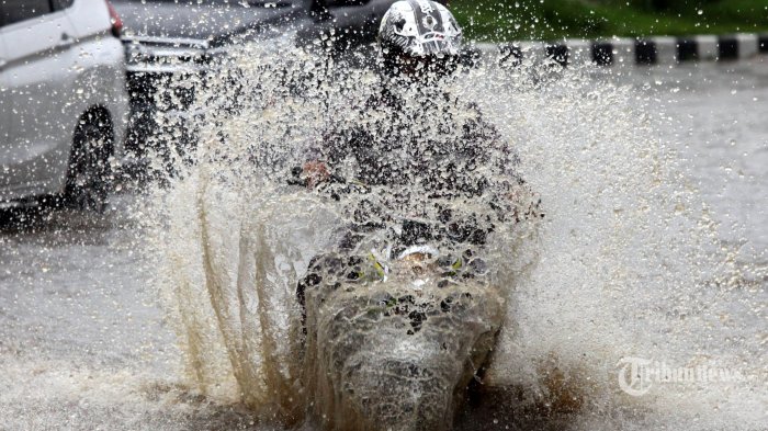 Kendaraan bermotor melintasi banjir cileuncang yang menggenangi Jalan Soekarno Hatta di kawasan Gedebage, Kota Bandung, Jumat (27/12/2019). Banjir setinggi lebih kurang lutut orang dewasa saat hujan deras mengguyur Bandung, membuat pengendara bermotor enggan melintasinya hingga mengakibatkan kemacetan cukup panjang. Banjir tersebut setelah cukup lama mengenangi permukaan jalan akhirnya perlahan surut setelah petugas terkait menanganinya dengan menggunakan dua unit mobil penyedot air, laju kendaraan pun kembali lancar. TRIBUN JABAR/GANI KURNIAWAN