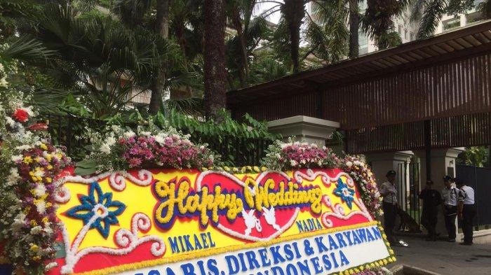Karangan bunga pernikahan Nadia Shapiran dan Mikael Mirdad di lokasi pernikahan keduanya, The Dharmawangsa, Jakarta Selatan, Kamis (12/12/2019)