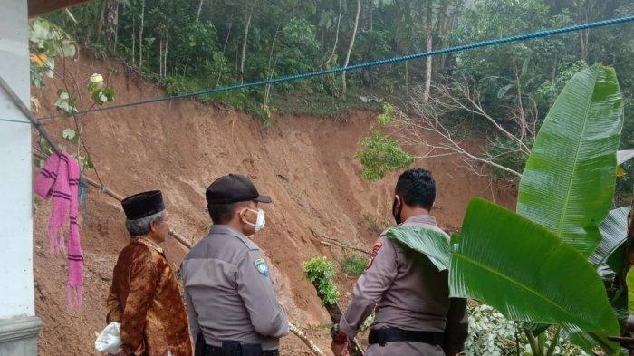 Rumahnya Terbawa Longsor, Nyawa Nenek di Tasikmalaya Ini Tidak Bisa Diselamatkan
