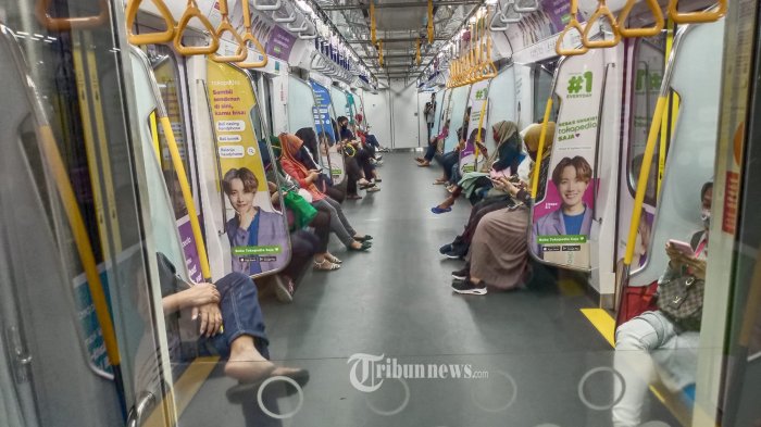 PENUMPANG MRT - Menghadapi New Normal, suasana penumpang kereta MRT dari Bundaran HI Jakarta Pusat terlihat masih lenggang, Rabu (3/6/2020). WARTA KOTA/HENRY LOPULALAN