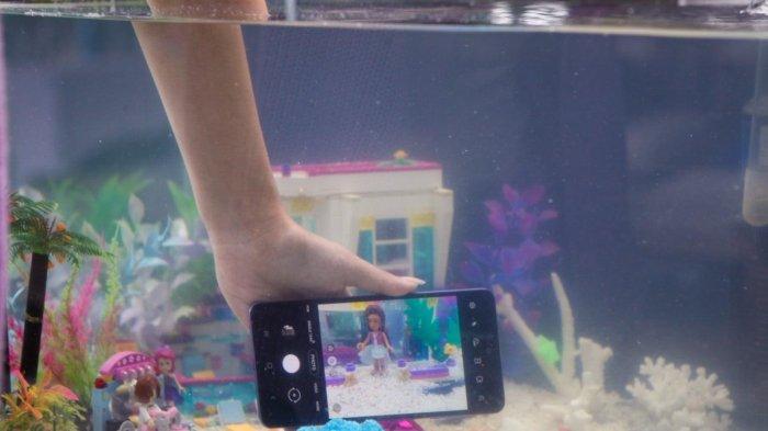 Ngetes Keandalan Fitur IP67 di Galaxy A52, Layar Masih Nyala Lalu Dicemplungkan ke Akuarium