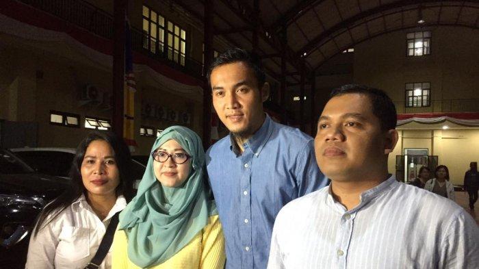 Oki Agustina dan Gunawan Dwi Cahyo ditemani kuasa hukum mereka, Gus Bejo saat ditemui di Polres Jakarta Pusat, Selasa (9/7/2019).