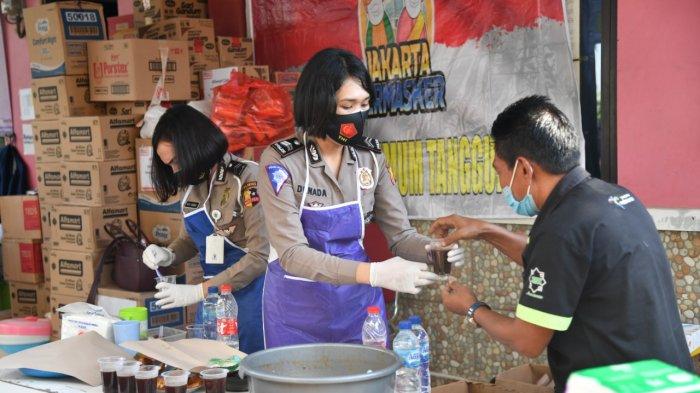 Polwan Korlantas Seduh Kopi dan Salurkan Bantuan Bagi Warga Terdampak Banjir di Cipinang Melayu