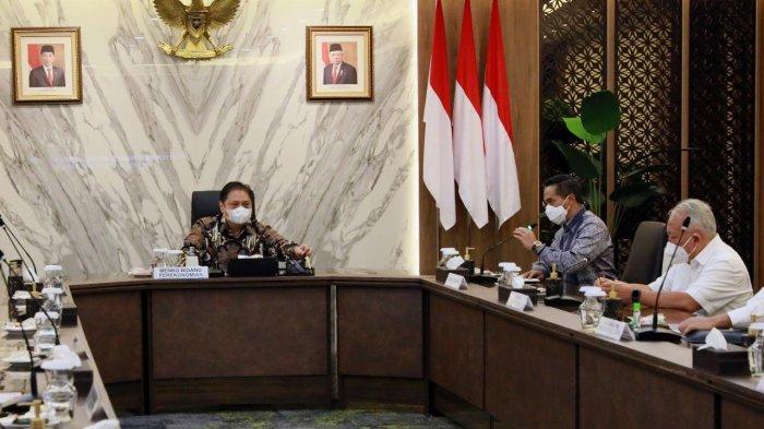 Menko Perekonomian Airlangga Hartarto melakukan pertemuan dengan para ketua Kamar Dagang dan Industri (Kadin) 24 daerah di Indoneisa, Kamis (1/4/2021). Mereka menyampaikan aspirasinya didampingi oleh Wakil Ketua Umum Kadin Bidang Organisasi, Keanggotaan dan Pemberdayaan Daerah, Anindya Bakrie.