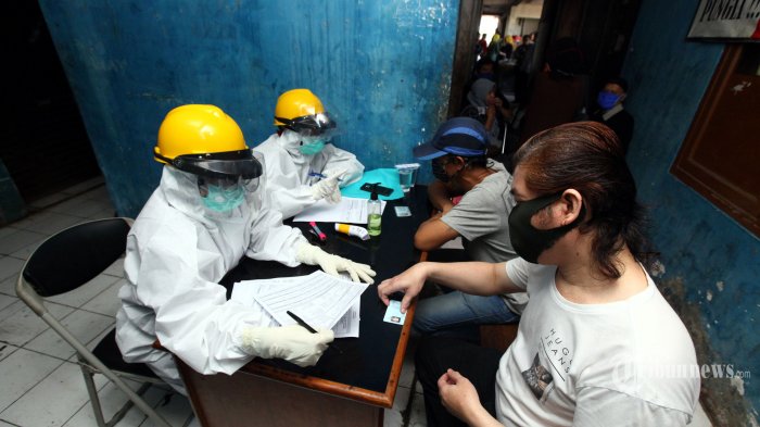 Petugas medis Dinkes Kota Bandung mendata dan memeriksa suhu tubuh pedagang dan pengurus sebelum dilakukan rapid test di Pasar Leuwipanjang, Jalan Leuwipanjang, Kota Bandung, Jawa Barat, Kamis (11/6/2020). Sekitar 200 pedagang dan pengurus di pasar tersebut menjalani tes cepat Covid-19, menyusul adanya seorang pedagang pasar yang dinyatakan positif Covid-19 beberapa waktu lalu. Sementara Pemerintah Kota untuk sementara menutup Pasar Leuwipanjang dari 9 hingga 23 Juni 2020 guna memutus mata rantai penyebaran virus corona (Covid-19). Tribun Jabar/Gani Kurniawan