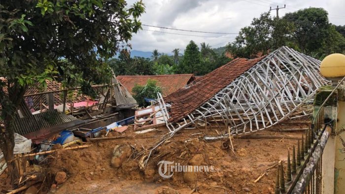 11 Kampung Hancur Diterjang Banjir dan Tanah Longsor