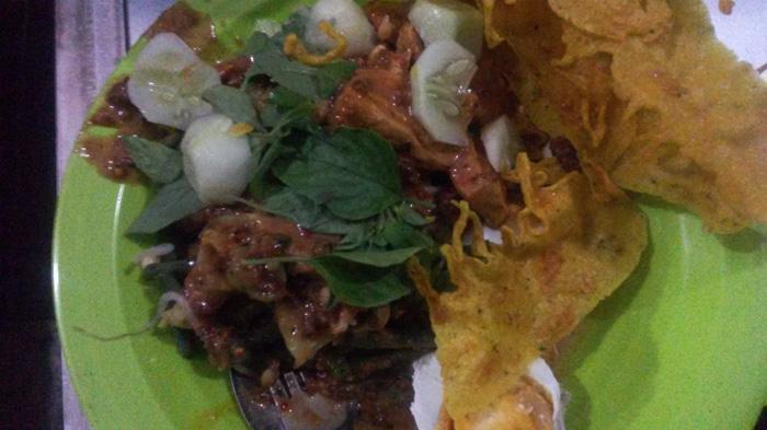 Mbak Lia Bikin Pencinta Pecel di Kupang Antre