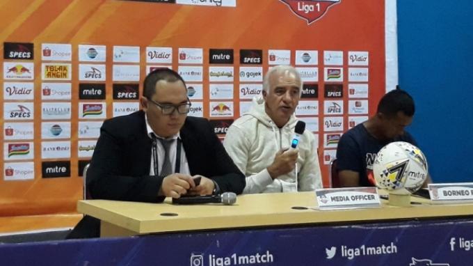 Pelatih kepala Borneo FC, Roberto Carlos Mario Gomez bersama Sultan Samma saat menghadiri jumpa pers di Stadion Wibawa Mukti, Cikarang, Senin (11/11/2019).