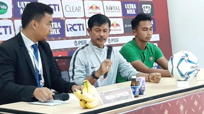 Pelatih kepala Timnas U-23 Indonesia didampingi Bagas Adi Nugraha menghadiri jumpa pers di Stadion Pakansari, Bogor, Sabtu (16/11/2019).