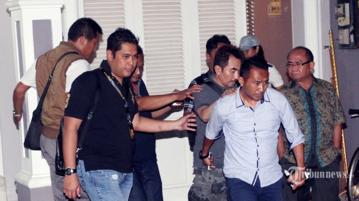 Sampai Siang Ini Rumah Gatot Brajamusti Belum Juga Digeledah