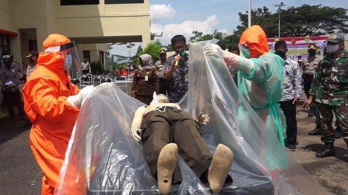 Krisis Kantong Jenazah Tim Pemulasaraan di Bandung Barat Bungkus Jenazah Covid Dengan Pastik Bening