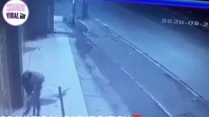 Sadis 2 Pemulung di Cikarang Dirampok dan Dipukul Balok, Aksi Terekam CCTV, Polisi Buru Pelaku