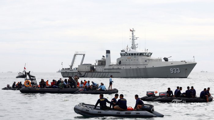 Prajurit TNI melakukan pencarian pesawat Sriwijaya Air SJ 182 yang hilang kontak dan diperkirakan jatuh di perairan Kepulauan Seribu, Jakarta, Minggu (10/1/2021). Pada hari pertama pencarian, personel gabungan menemukan beberapa serpihan pesawat Sriwijaya Air SJ 182. Tribunnews/Irwan Rismawan