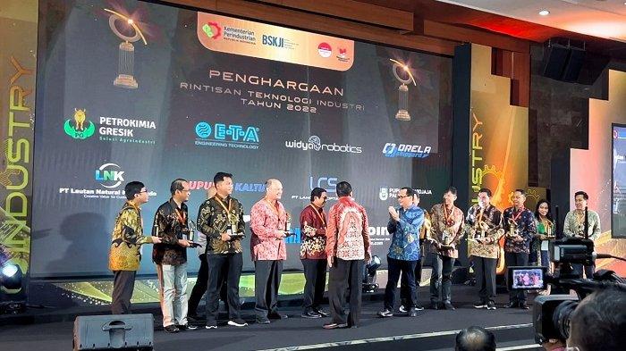 Menperin Agus Gumiwang Berikan Penghargaan Rintek kepada 11 Perusahaan Industri