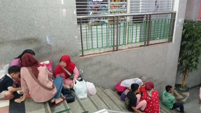 Sudah Dilarang, Pengunjung Santai Duduk di Tangga Blok B Pasar Tanah Abang