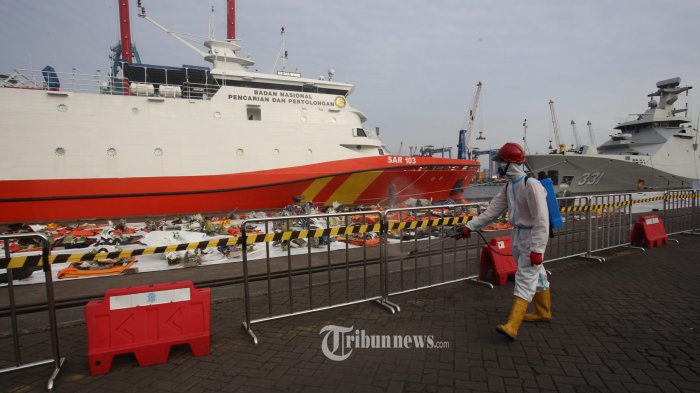 Naik KRI Semarang, Keluarga Korban Sriwijaya Air SJ 182 Bertolak ke Pulau Laki untuk Tabur Bunga