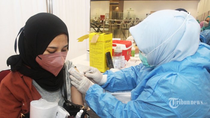 Kenali Gejala KIPI Ringan Pasca Vaksinasi Booster: Nyeri Sendi, Sakit Kepala, dan Demam