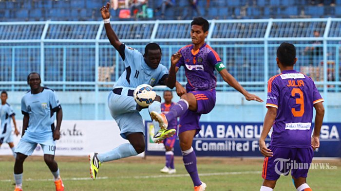 Diallo Mamadou (tengah kiri), striker Persela Lamongan berebut bola dengan Ledi Utomo (tengah kanan), bek PSGC Ciamis dalam laga Grup B, Piala Presiden 2015 di Stadion Kanjuruhan Kepanjen, Kabupaten Malang, Jawa Timur, Sabtu (5/9/2015). SURYA/HAYU YUDHA PRABOWO