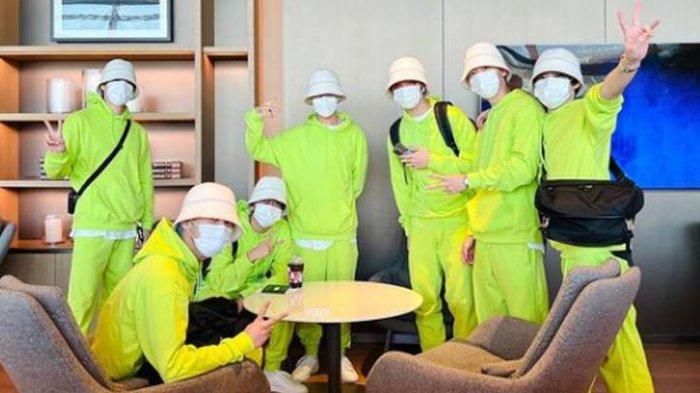 Personel NCT Dream Jadi Perhatian Pakai Baju Kembar Hijau Terang, Tutupi Wajah dengan Masker & Topi