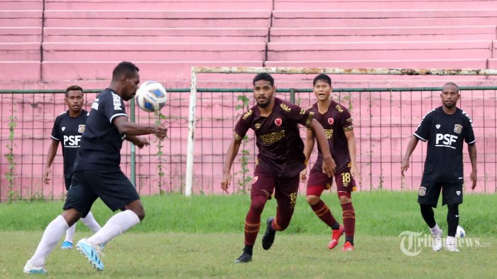 Pemain PSM Makassar saat berebut bola dengan pemain Persiba Balikpapan pada laga uji coba yang berlangsung di Stadion Mini, Cibinong, Kabupaten Bogor, Selasa (18/2/2020). Pada laga tersebut PSM Makassar ditahan imbang 2-2 oleh Persiba Balikpapan. Tribunnews/Jeprima