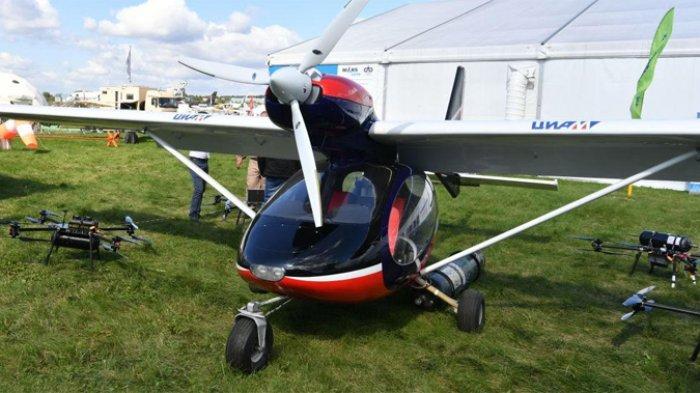 Sebuah pesawat Sigma yang membawa pilot dan seorang penumpang, secara mendadak melakukan pendaratan tajam pada Sabtu lalu, di wilayah Moskow, Rusia. Insiden itu menewaskan sang pilot dan melukai seorang anak perempuan berusia 12 tahun, seperti yang disampaikan layanan darurat setempat.