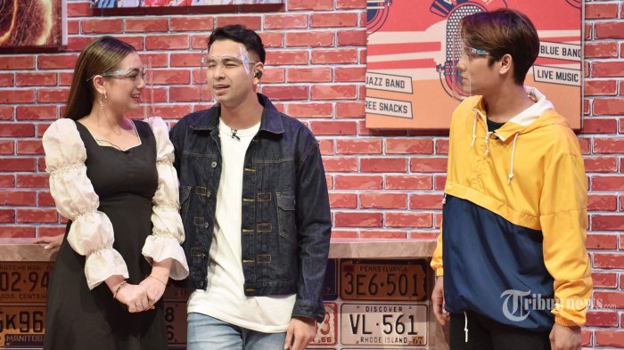 Artis pengisi acara sedang melakukan syuting Pesbukers di Studio ANTV, di Jakarta Selatan, Rabu (7/4/2021). Setelah sempat vakum pada tahun lalu, Pesbukers Ramadan kembali hadir menemani penonton ANTV selama bulan Ramadan saat sahur dan menjelang berbuka puasa yang mulai tayang 13 April 2021. Artis pengisi Pesbukers Ramadan di antaranya adalah Raffi Ahmad, Ivan Gunawan, Nunung, Ruben Onsu, Eko Patrio, Rizky Billar, Vega Darwanti, Celine Evangelista, Bolot, Anwar, dan Kiky Saputri. Tribunnews/HO/ANTV