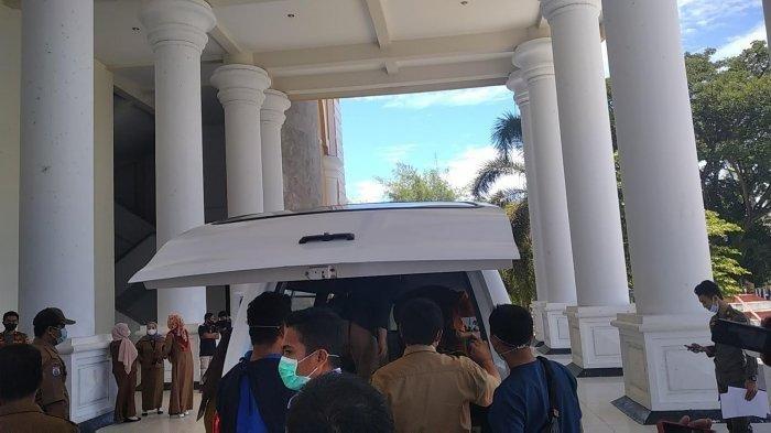 Seorang Perempuan Tiba-tiba Lemas dan Pingsan Usai Disuntik Vaksin Covid-19