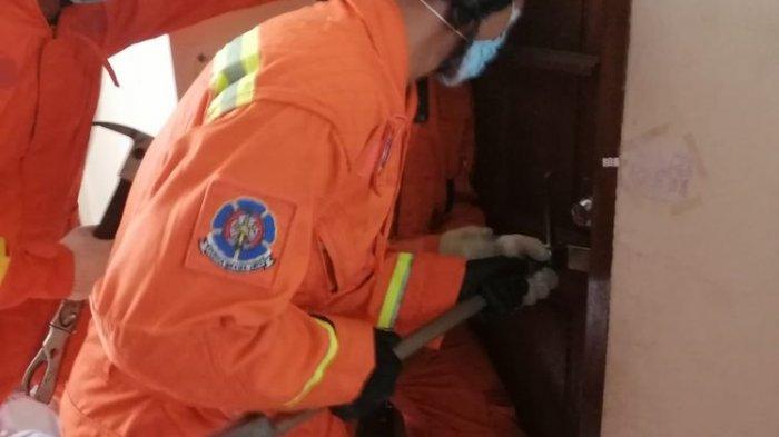 Bocah 9 Tahun Terkunci, Petugas Damkar Bantu Dobrak Pintu Kamar Mandi Warga di Duren Sawit