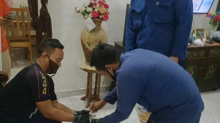 Ular Berukuran 1,2 Meter Ditemukan Bersembunyi di Kloset Kamar Mandi Rumah Warga di Bekasi