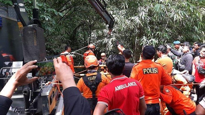 Petugas saat melakukan evakuasi terhadap korban percobaan bunuh diri di Tukad Ngongkong Desa Adat Petang, Badung, Bali, Minggu (4/8/2019).