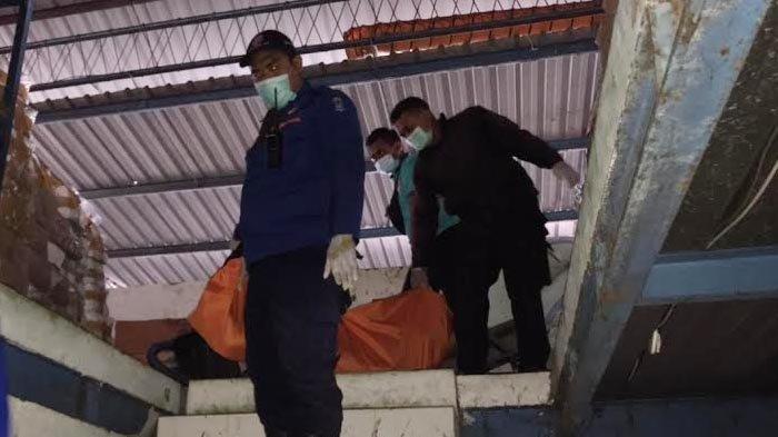Petugas saat mengevakuasi jasad pekerja yang terjepit lift di gudang Victory Plastic Kenjeran Surabaya, Sabtu (17/4/2021).