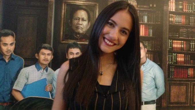 Pevita Pearce Boyong Rombongan Keluarga di Gala Premiere Film