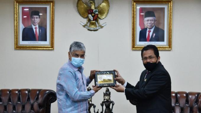 Kampanyekan Protokol Kesehatan, PIA DPR Gelar Baksos Wastafel