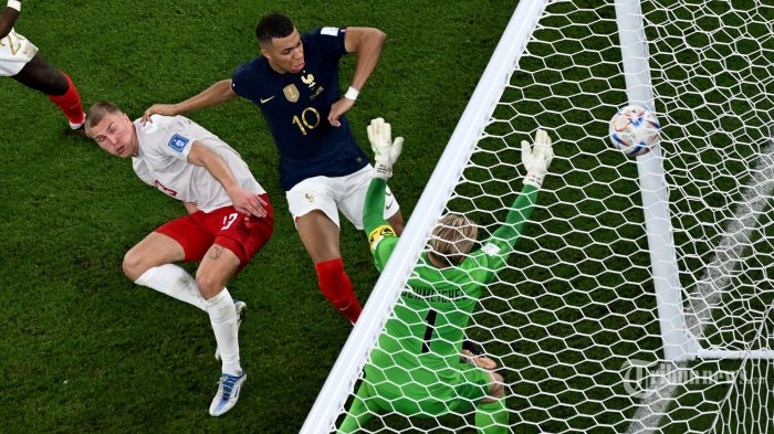 Penyerang Timnas Prancis, #10 Kylian Mbappe (tengah) mencetak gol kedua timnya melewati penjaga gawang Timnas Denmark, #01 Kasper Schmeichel (kanan) dalam laga sepak bola Grup D Piala Dunia 2022 Qatar antara Prancis melawan Denmark di Stadion 974, di Doha, Qatar, Sabtu (26/11/2022) waktu setempat. AFP/FRANCOIS-XAVIER MARIT