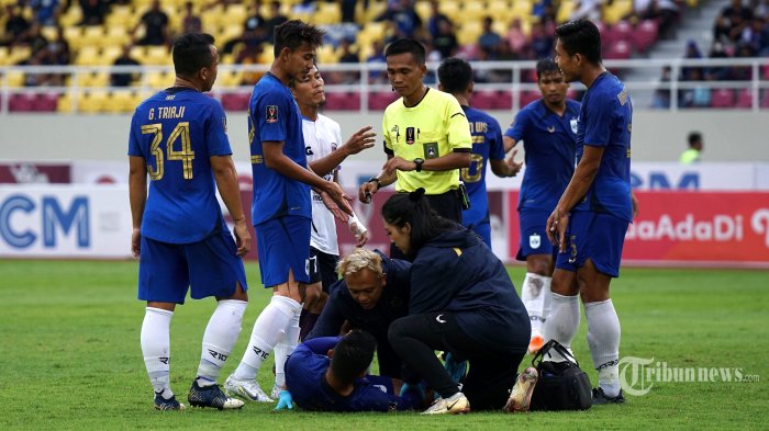 Dokter tim PSIS Semarang, dr Mufida Rizqiyani Husna (bawah, kanan) menangani pesepak bola PSIS Semarang, Frendi Saputra (bawah, kiri) yang tergeletak di lapangan dalam laga penyisihan Grup A Piala Presiden 2022 antara PSIS Semarang melawan Persita Tangerang di Stadion Manahan, Solo, Jawa Tengah, Senin (13/6/2022) malam. PSIS Semarang menang telak atas Persita Tangerang dengan skor 6-1 (3-0). Tribunnews/Muhammad Nursina
