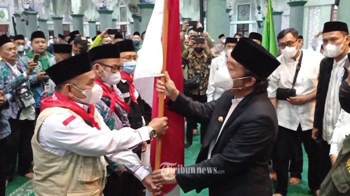 PELEPASAN JEMAAH HAJI - Pj Gubernur Banten, Al Muktabar didampingi Walikota Tangerang, H Arief R Wismansyah dan Wakil Walikota Tangerang, H Sachrudin serta forkopimda melepas keberangkatan jamaah calon haji kloter pertama Provinsi Banten asal Kota Tangerang di areal Masjid Raya Al Azhom, Sabtu (4/6/2022).