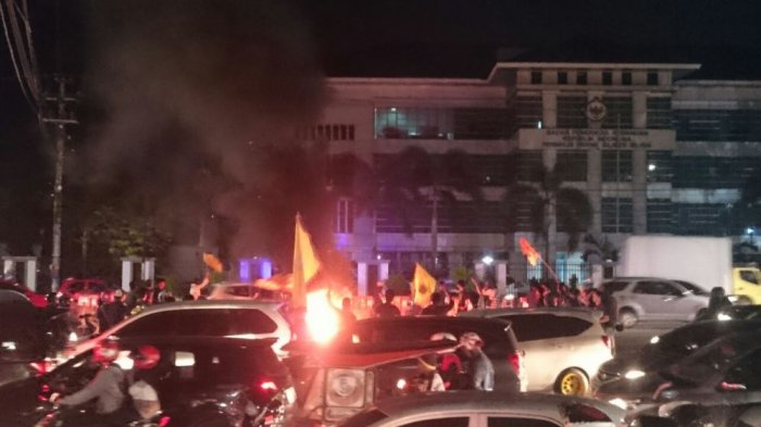 Tuntutan Permintaan Maaf Belum Dipenuhi Polisi, PMII Makassar Demo Malam-malam di Jl AP Pettarani