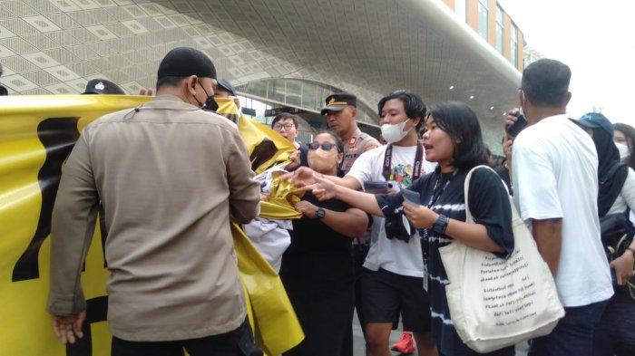 Aksi Long March Tolak RKUHP di Car Free Day Bundaran Hotel Indonesia Dibubarkan Paksa Petugas