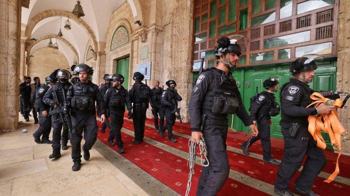 Polisi Israel bersiap mengamankan pintu masjid al-Aqsa.