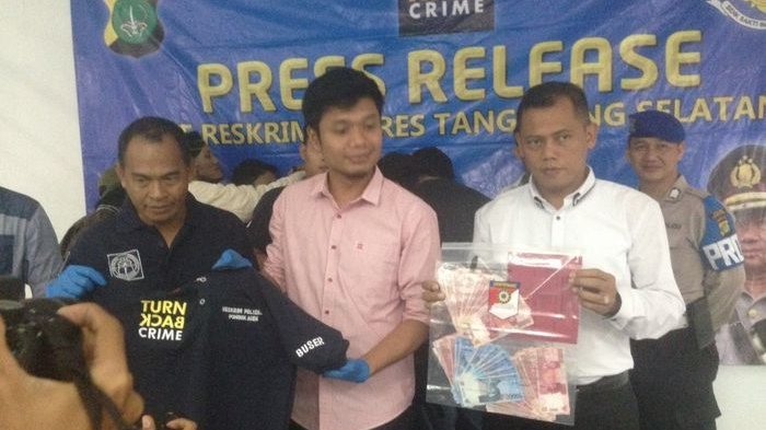 Bermodal Baju 'Turn Back Crime' dan Borgol, Polisi Gadungan Ini Peras Warga