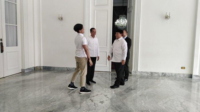 Pertemuan Menteri Pertahanan Prabowo Subianto bersama putranya, Didit, dengan Presiden Joko Widodo di Gedung Agung, Istana Yogyakarta, Rabu (1/1/2020). (HANDOUT)