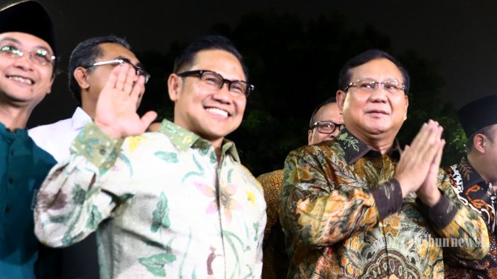 Ketua Umum Partai Gerindra, Prabowo Subianto (kanan) memberi salam didampingi Ketua Umum PKB, Muhaimin Iskandar saat tiba di Kantor DPP PKB di Jakarta Selatan, Senin (14/10/2019). Pertemuan tersebut dalam rangka silaturahmi serta membahas isu-isu politik terkini. Tribunnews/Irwan Rismawan