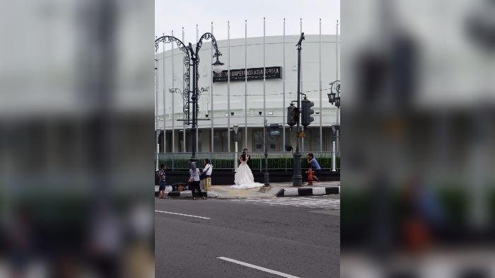 Aktivitas pemotretan prawedding di Jalan Asia Afrika Saat PSBB.