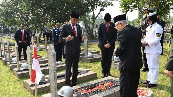 Ketika Jokowi Tabur Bunga dan Berdoa di Makam BJ Habibie Hingga Ani Yudhoyono