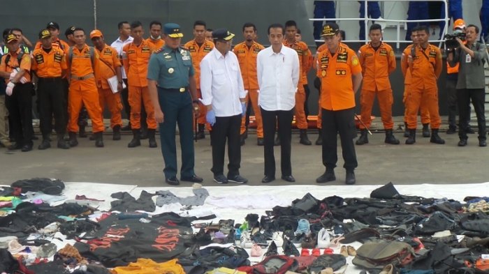 Saat Jokowi Tertunduk Hingga Pandangi Sepatu Bayi Milik Korban Pesawat Lion Air JT 610