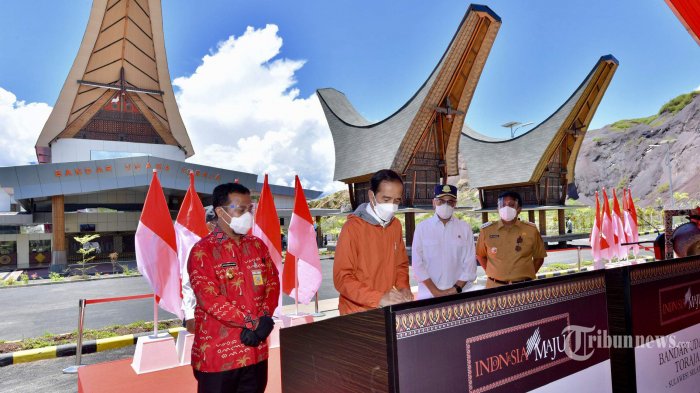 Presiden Joko Widodo meresmikan Bandara Toraja di Kabupaten Tana Toraja, Sulawesi Selatan, Kamis (18/3/2021). Dalam peresmian tersebut Presiden Jokowi didampingi oleh Mensesneg, Menhub, Wamenkes, dan Pjs Gubernur Sulsel serta Bupati Tana Toraja. Tribunnews/HO/Setpres/Agus Suparto