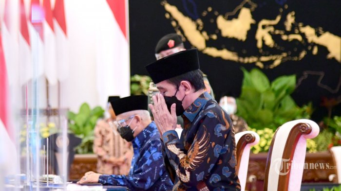 Presiden Joko Widodo bersama Wakil Presiden Ma'ruf Amin dan sejumlah menteri menyerahkan zakat kepada Badan Amil Zakat Nasional (Baznas) di Istana Negara, Jakarta Pusat, Kamis (15/4/2021). Pada kesempatan tersebut, Presiden Jokowi sekaligus meluncurkan secara resmi Gerakan Cinta Zakat yang mendorong partisipasi masyarakat untuk meningkatkan zakat, infak, dan sedekah. Turut hadir mendampingi Presiden Jokowi dan Wapres Ma'ruf Amin yakni Menko Polhukam Mahfud Md, Menko Pembangunan Manusia dan Kebudayaan Muhadjir Effendy, Menteri Agama Yaqut Cholil Qoumas, Ketua Baznas Noor Achmad, serta sejumlah Menteri Kabinet Indonesia Maju lainnya. Acara tersebut digelar dengan tetap mematuhi dan menjaga protokol kesehatan yang ketat. Tribunnews/HO/Biro Pers Setpres/Muchlis Jr